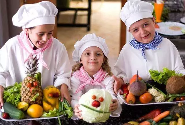 Minichefs: Escola de gastronomia mirim propõe bom relacionamento entre crianças e alimentos
