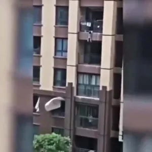 Criança cai do 6º andar de prédio e é salva por moradores