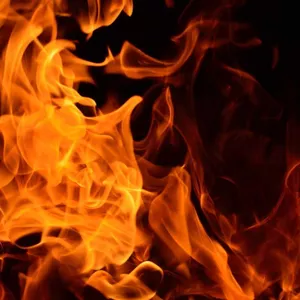 Carro pega fogo em garagem de prédio no Paraná