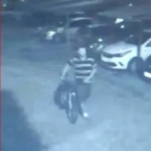 Homem invade condomínio de bicicleta e assalta moradores em Fortaleza