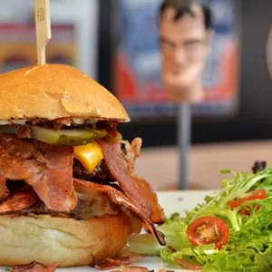 Big Kahuna Burger celebra o Bacon Day com menu exclusivo