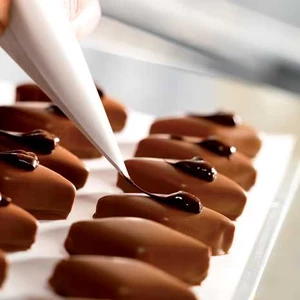 A chef patessière Amanda Lopes ministra os segredos da confeitaria em curso do calendário de final de ano da Chocolate Academy