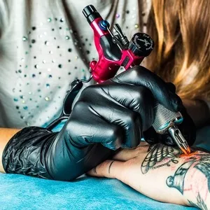 Tatuagem e Praia: Homem que tinha acabado de fazer tattoo morre depois de entrar no mar