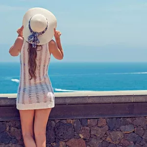 Saiba como compor um look cheio de estilo usando chapéu de praia