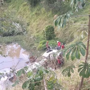 Motorista de caminhão-pipa morre após cair em lago em condomínio