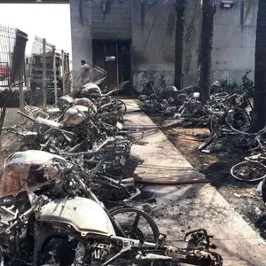 Cerca de 40 motos são destruídas por fogo em condomínio
