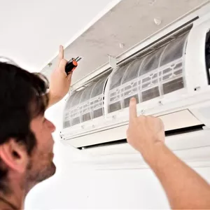 Instalação de ar-condicionado exige adaptações elétricas em condomínios 