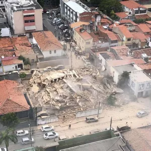 Prédio residencial desaba em Fortaleza e deixa pelo menos um morto
