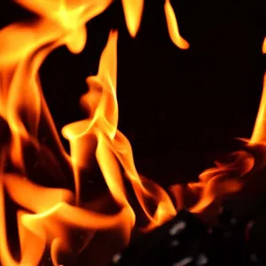 Incêndio atinge cobertura de prédio em Guaratuba (PR)