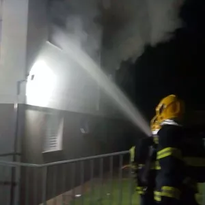 Moradores deixam apartamentos após incêndio em condomínio em Minas Gerais 