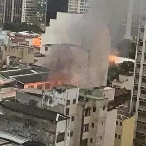 Cobertura pega fogo no Centro do Rio de Janeiro