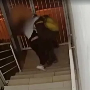 Mulher reage a assalto e bate em assaltante dentro de prédio