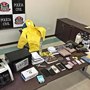 Polícia desmonta laboratório de drogas e troca tiros com suspeitos em condomínio de luxo