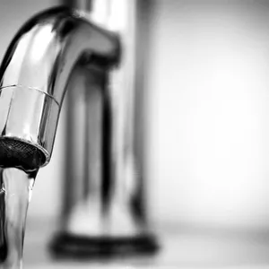 Vazamento desperdiça água por sete horas em condomínio 