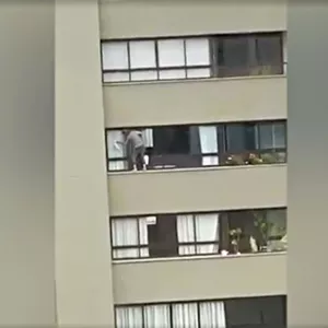 Diarista é flagrada se arriscando para limpar janela de prédio