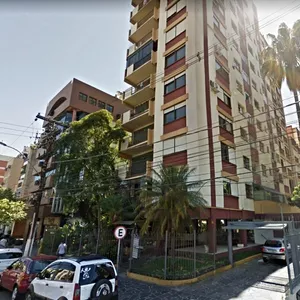 Sacada desaba em prédio de Porto Alegre