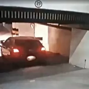 Criminoso assalta moradora e leva carro de dentro da garagem do condomínio