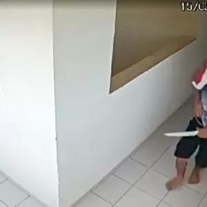 Homem escala prédio e assalta moradores com faca