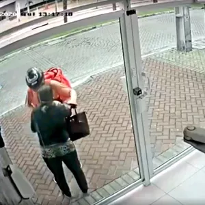 Mulher é assaltada na portaria do condomínio por suposto entregador de aplicativo