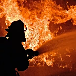 Incêndio destrói dois apartamentos em Curitiba