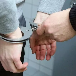 Suspeitos de tráfico de drogas são presos em condomínio em Mogi 