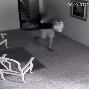 Homem abre portas de prédios e faz furtos em poucos segundos