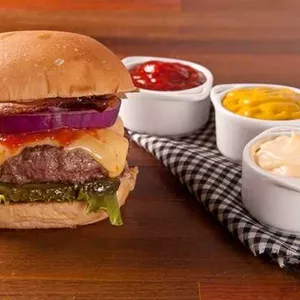 Holy Burger: Centro de São Paulo ganha nova casa de hambúrguer artesanal