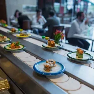 Dancing sushi: Mawari diverte habitués no jantar com esteira rolante gastronômica