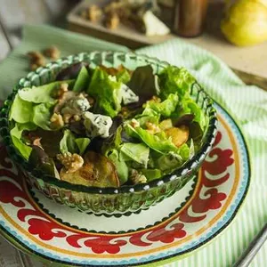 Receita: Empratamos a Salada de Folhas Verdes com peras, nozes e queijo gorgonzola do Chef Mario Galluzzi