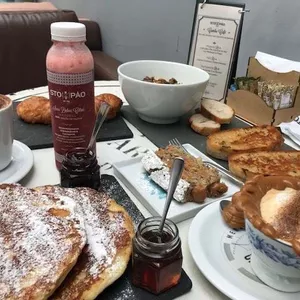 Santo Pão traz café da manhã confortável com acento franco-brasileiro