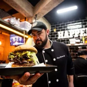 Burguer Happens: Chef Thiago Beneton Gil cria hambúrguer novo toda semana