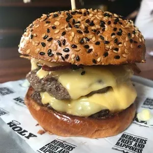 Apagando velinhas: Holy Burger completa 4 anos e renova menu
