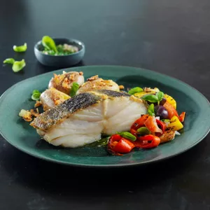 Receita: Bacalhau da Noruega grelhado com legumes e batatas esmagadas