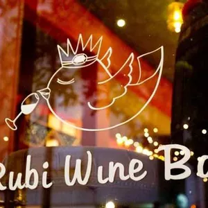 Rubi Wine Bar traz cardápio despretensioso com carta atraente de vinhos no Jardins/SP
