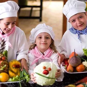 Minichefs: Escola de gastronomia mirim propõe bom relacionamento entre crianças e alimentos