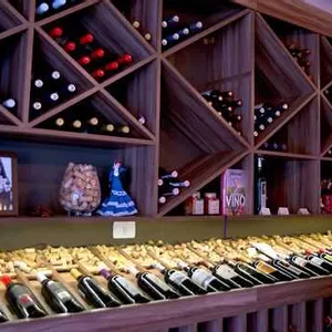 La Madrileña: Loja de vinhos traz rótulos espanhóis na companhia gastronômica de pratos hispânicos