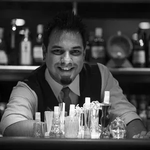 O Le Bilboquet abre seu Lounge na presença do barman Marcelo Vasconcellos